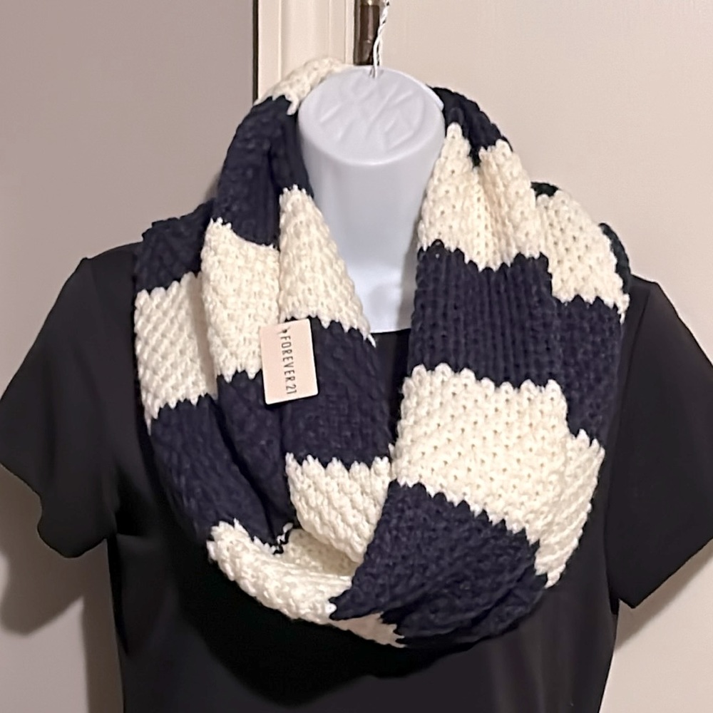FOREVER 21 Cold Weather Navy & Cream Infinity Scarf Cable Knit NWT
